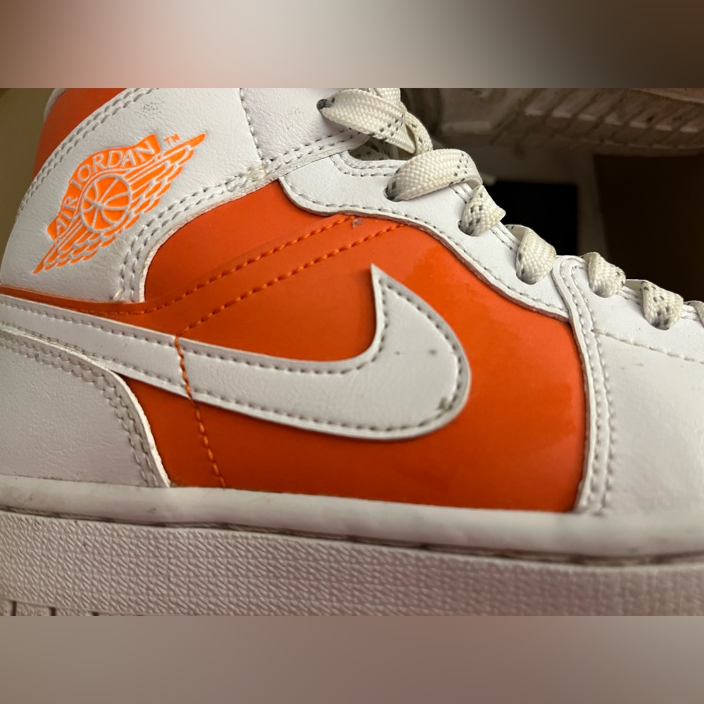 Air Jordan 1 Mid SE Bright Citrus Women’s Size 6 Electro Orange in Box - Picture 9 of 16